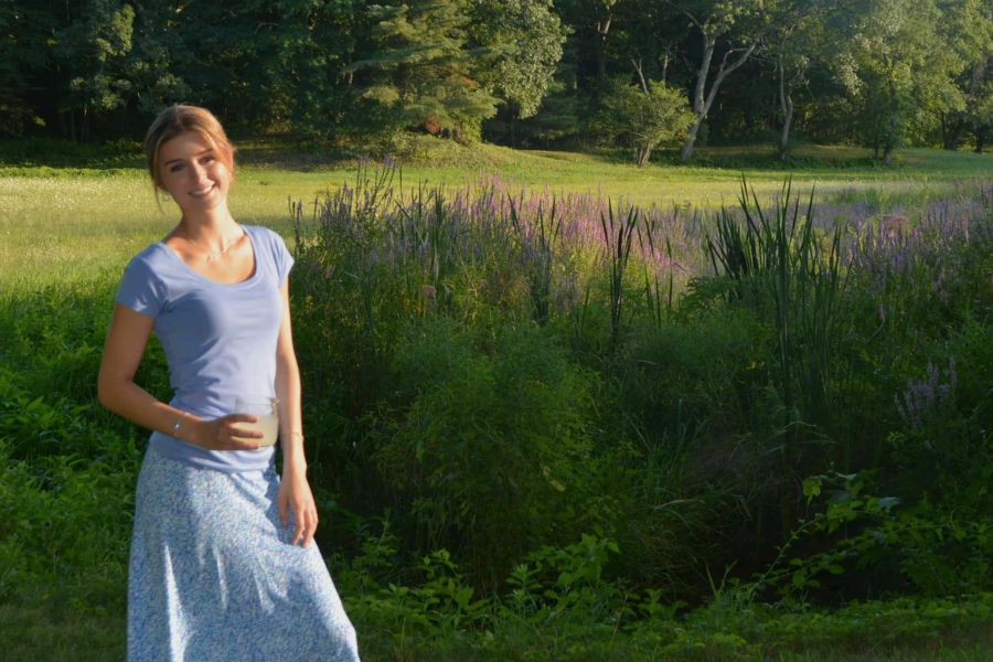 How can I look cute in a skirt?